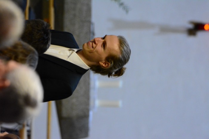 Niklas verbeugt sich nach dem Konzert