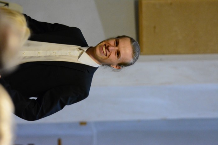 Niklas lächelt ins Publikum
