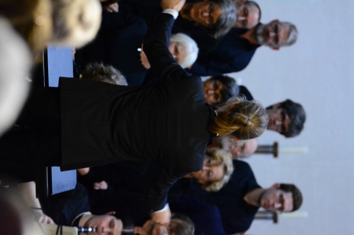 Blick von hinten auf Chor und Orchester