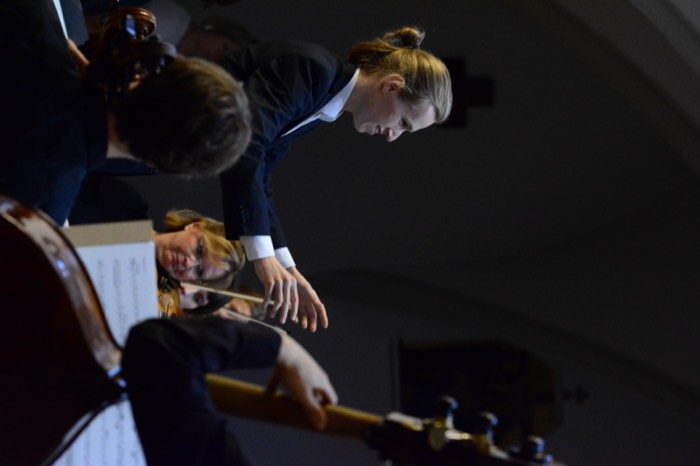 Niklas dirigiert, im Vordergrund ein Kontrabass