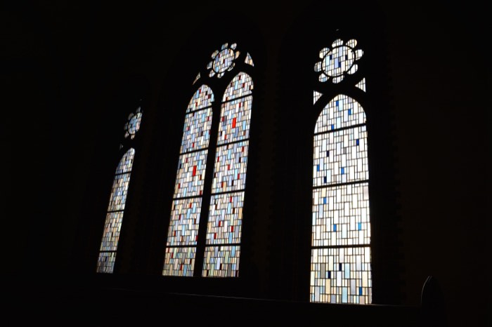 Lichteinfall durch das Kirchenfenster