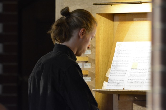 Niklas am Spieltisch der Orgel