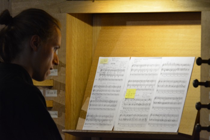Noten auf dem Pult der Orgel