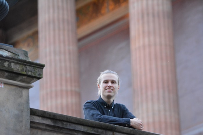 Niklas über der Brüstung, Säulen im Rücken