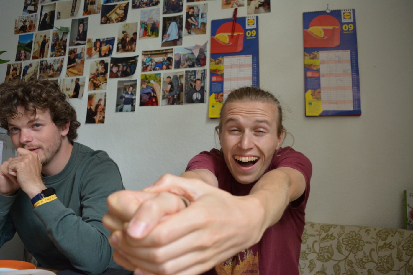 Niklas lacht und streckt beide Arme mit geballter Faust in die Kamera